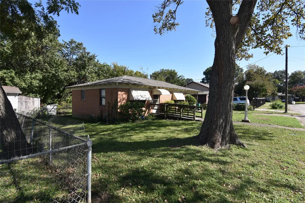 1202 Sunnyside Avenue Cockrell Hill, TX 75211