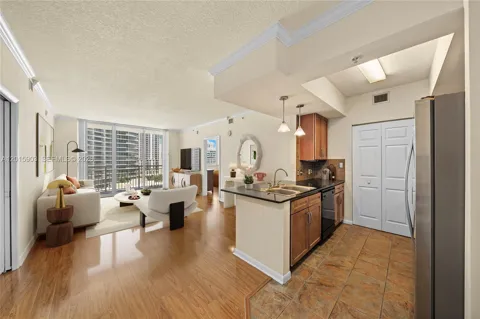 2000 Bayshore Dr #1005