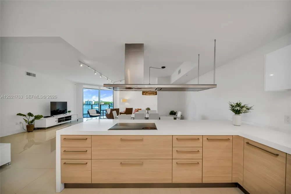 17301 Biscayne Blvd #907 North Miami Beach, FL 33160