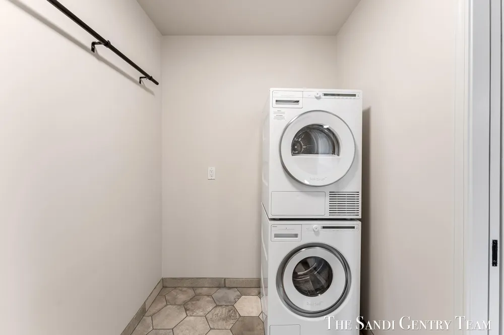 110 W Savidge Street #203 Spring Lake, MI 49456