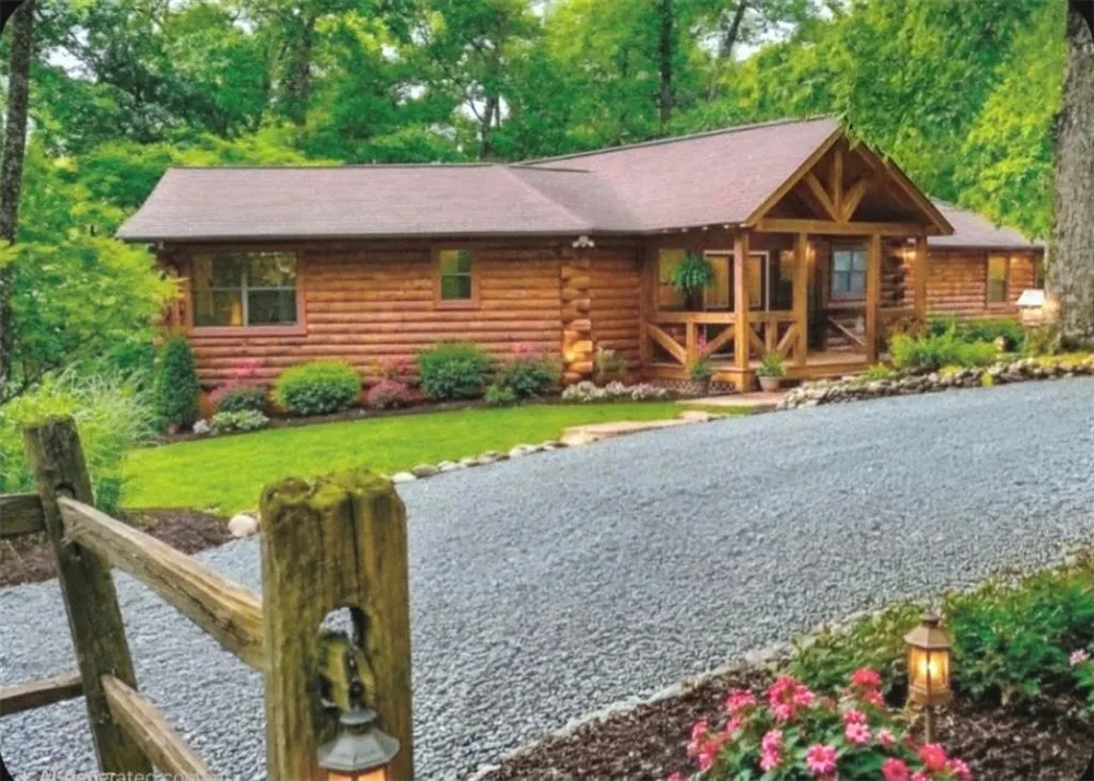 3857 Gumlog Road Young Harris, GA 30582