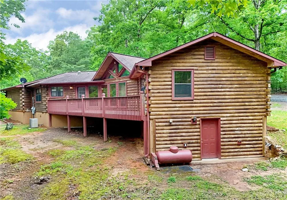 3857 Gumlog Road Young Harris, GA 30582