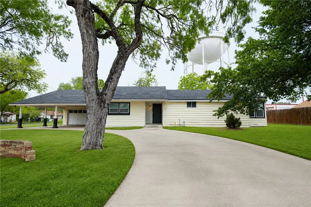 306 W Hutchinson Street Beeville, TX 78102