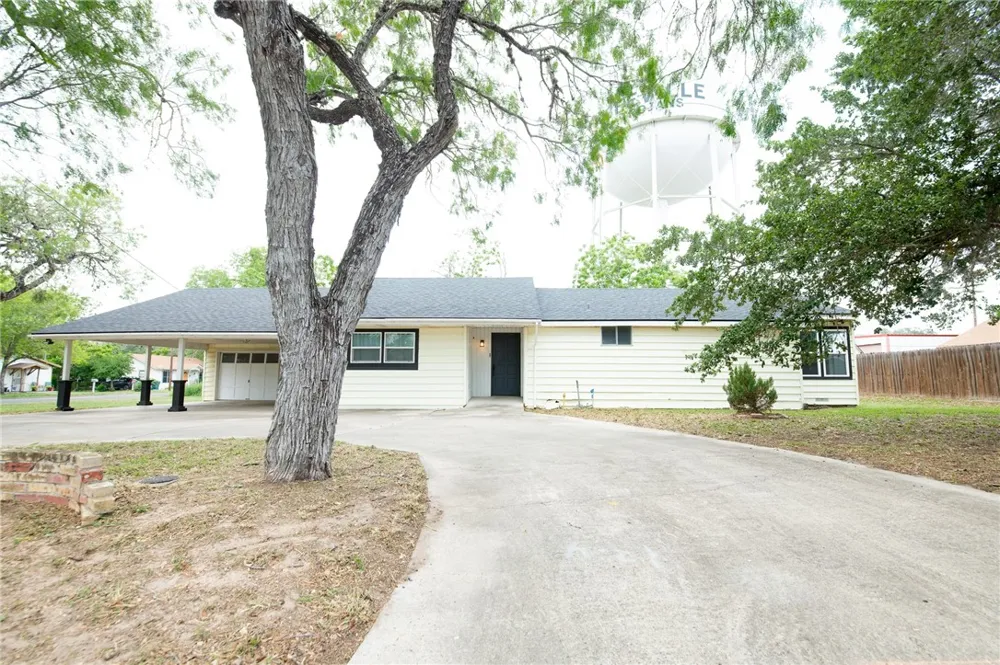 306 W Hutchinson Street Beeville, TX 78102