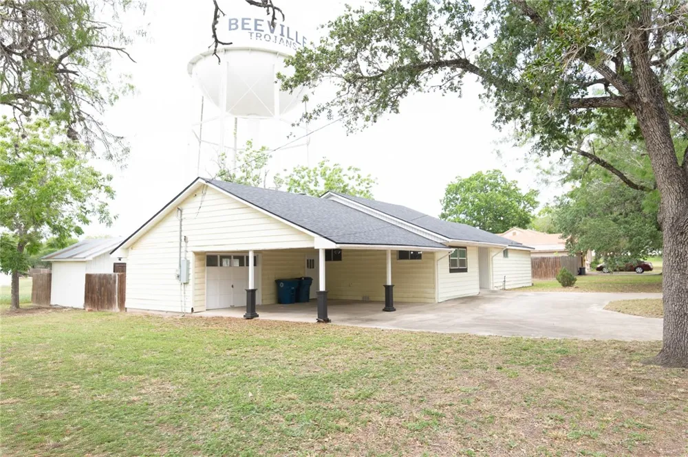306 W Hutchinson Street Beeville, TX 78102
