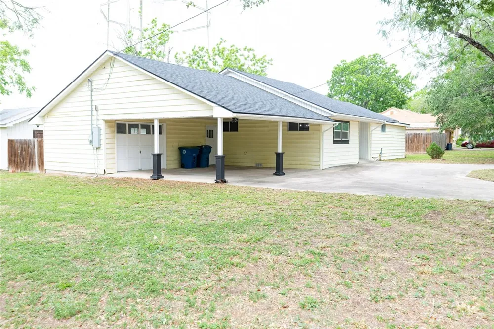 306 W Hutchinson Street Beeville, TX 78102