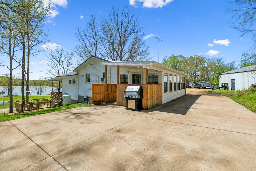 11460 Crooked Creek Rd Lobelville, TN 37097