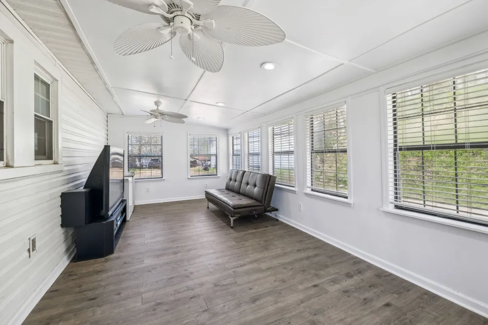 11460 Crooked Creek Rd Lobelville, TN 37097