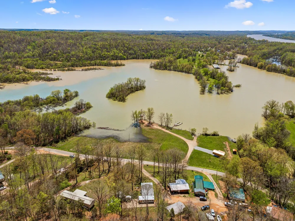11460 Crooked Creek Rd Lobelville, TN 37097