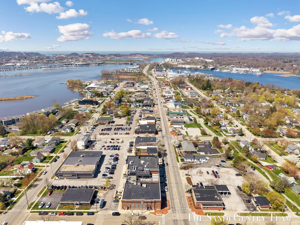 110 W Savidge Street #302 Spring Lake Village, MI 49456