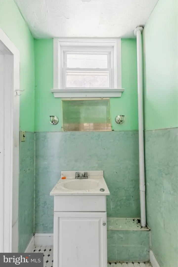 908 W STATE STREET Trenton, NJ 08618
