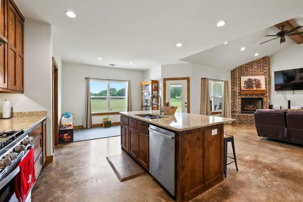 1350 County RD 4040 Road Ector, TX 75439