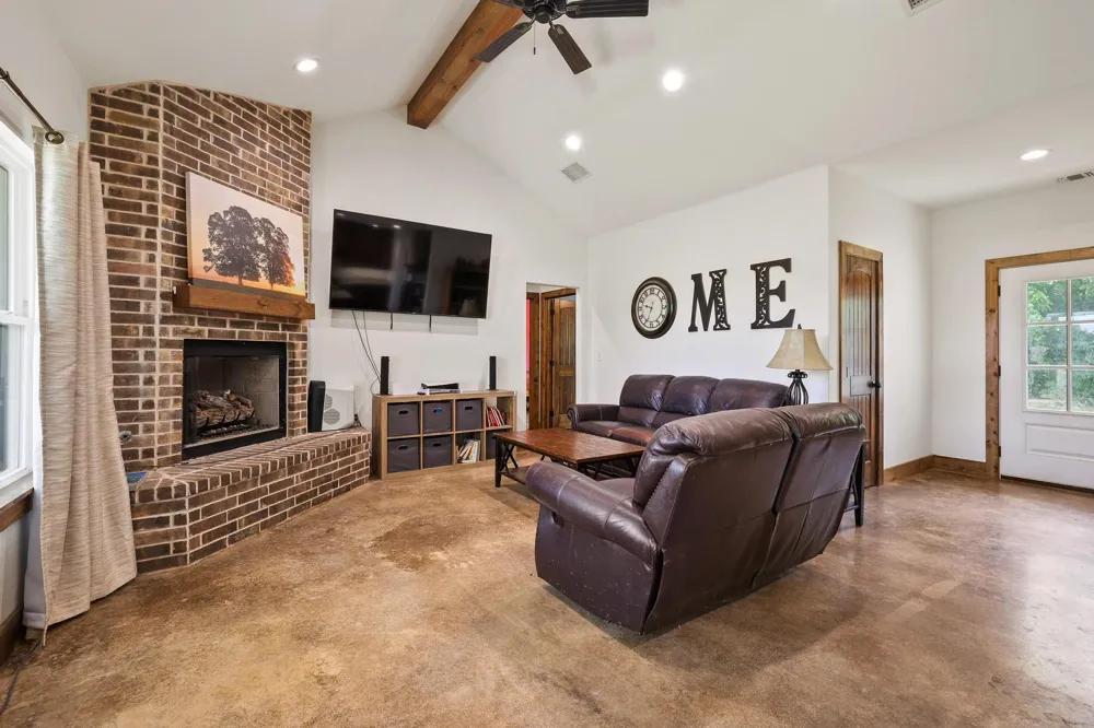 1350 County RD 4040 Road Ector, TX 75439
