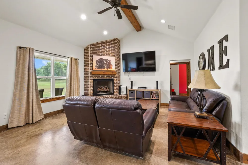1350 County RD 4040 Road Ector, TX 75439