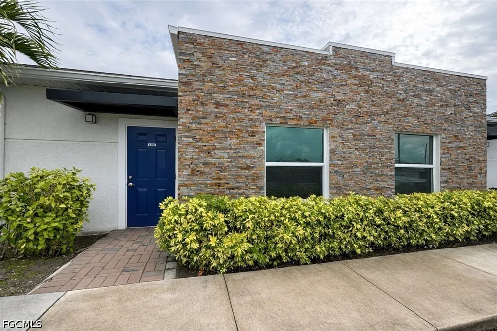SW 8th Place #105 Cape Coral, FL 33914