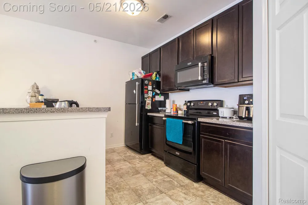 1043 E SUMMERFIELD GLEN CIRCLE Scio Township, MI 48103