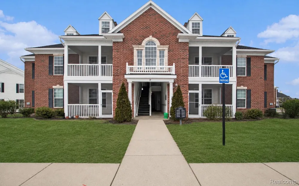 1043 E SUMMERFIELD GLEN CIRCLE Scio Township, MI 48103