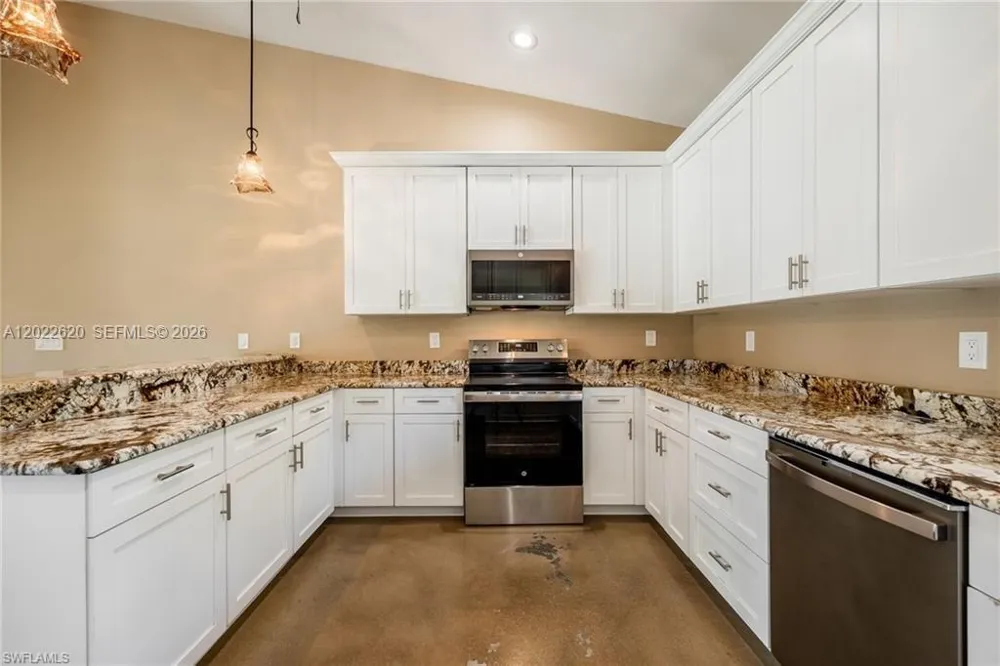 5535 COUNTY ROAD 78 La Belle, FL 33935