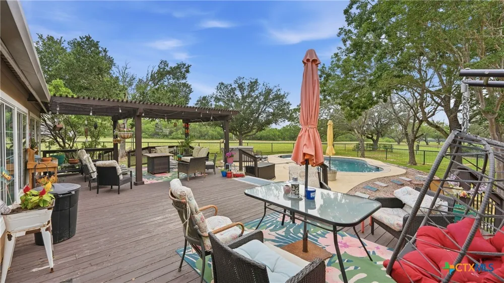 3833 County Road 2880 Bigfoot, TX 78005