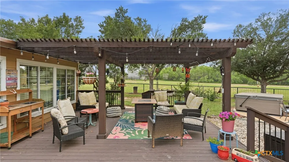3833 County Road 2880 Bigfoot, TX 78005