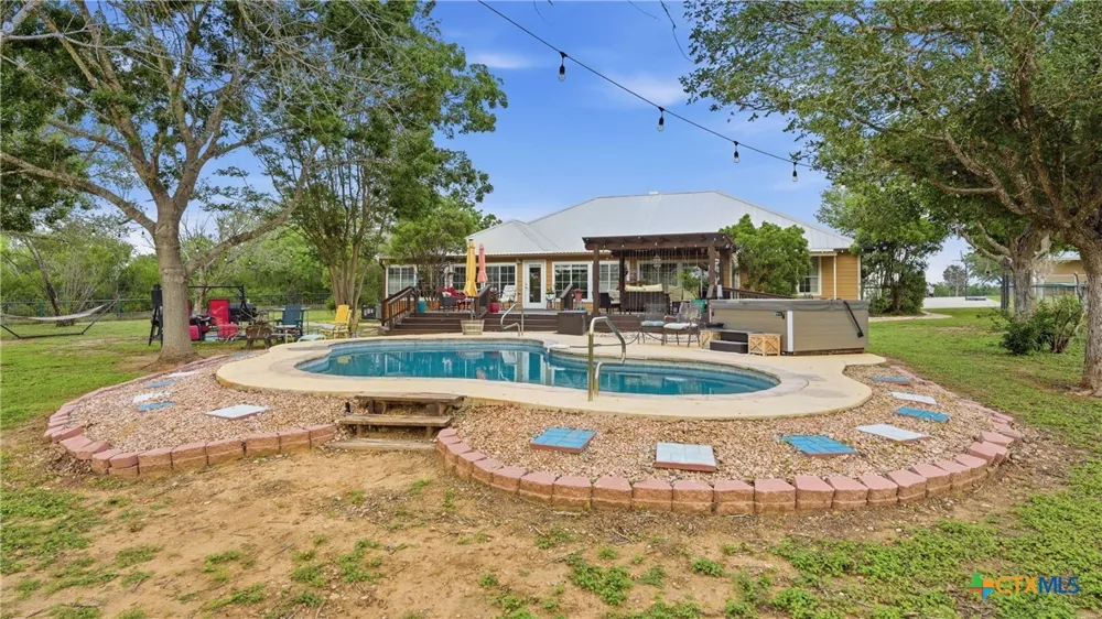 3833 County Road 2880 Bigfoot, TX 78005