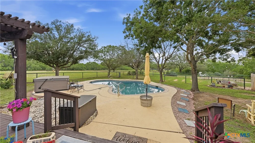 3833 County Road 2880 Bigfoot, TX 78005