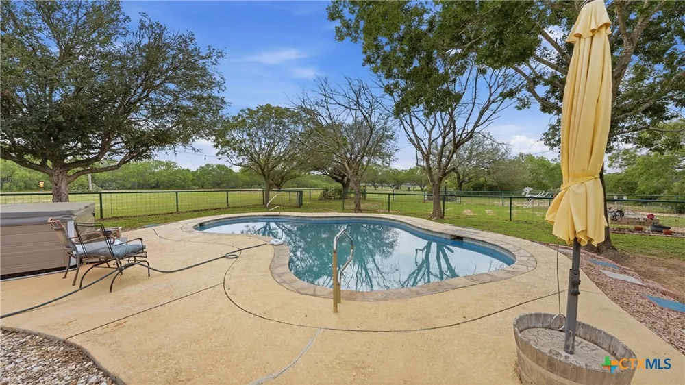 3833 County Road 2880 Bigfoot, TX 78005