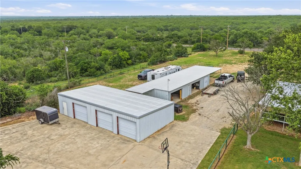 3833 County Road 2880 Bigfoot, TX 78005