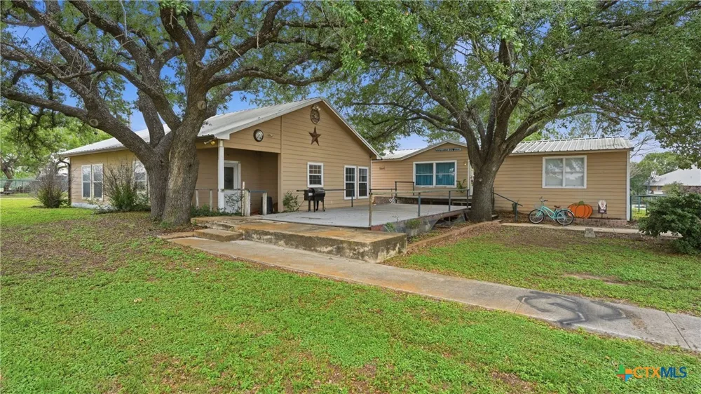3833 County Road 2880 Bigfoot, TX 78005