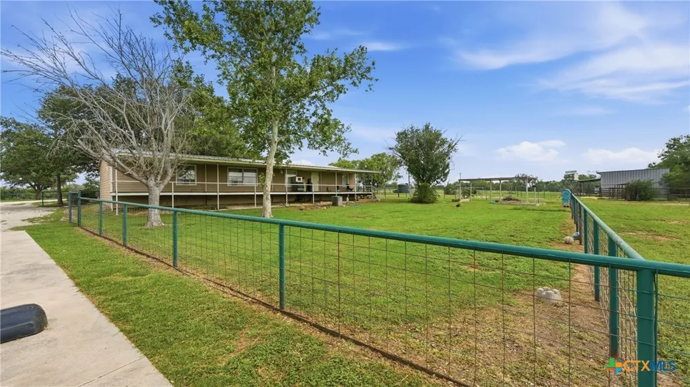 3833 County Road 2880 Bigfoot, TX 78005