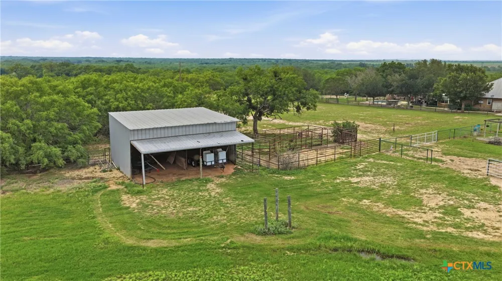 3833 County Road 2880 Bigfoot, TX 78005
