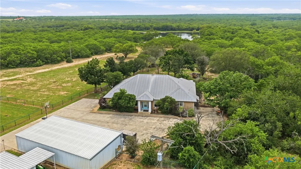 3833 County Road 2880 Bigfoot, TX 78005
