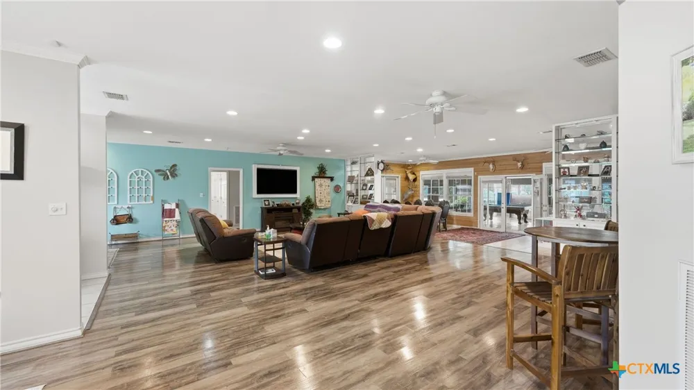 3833 County Road 2880 Bigfoot, TX 78005