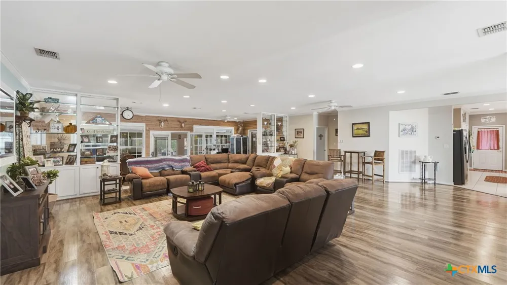 3833 County Road 2880 Bigfoot, TX 78005