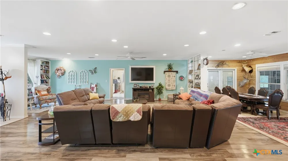 3833 County Road 2880 Bigfoot, TX 78005
