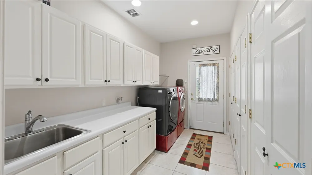 3833 County Road 2880 Bigfoot, TX 78005