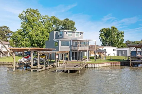 210 W Lakeview Wood