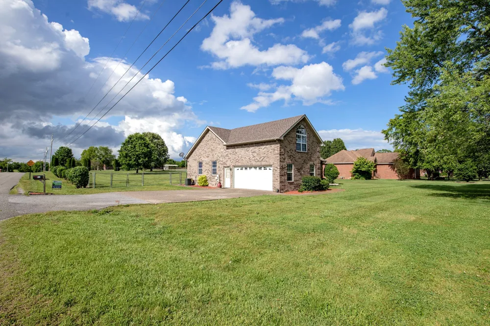 443 Clearview Rd Cottontown, TN 37048