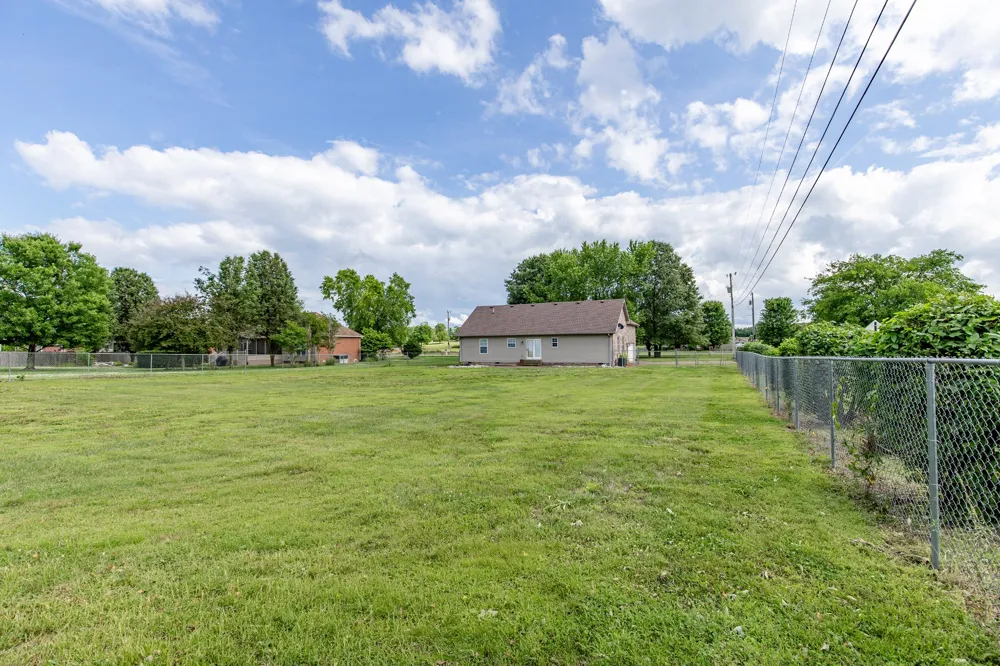 443 Clearview Rd Cottontown, TN 37048