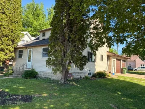 210 Front Street E