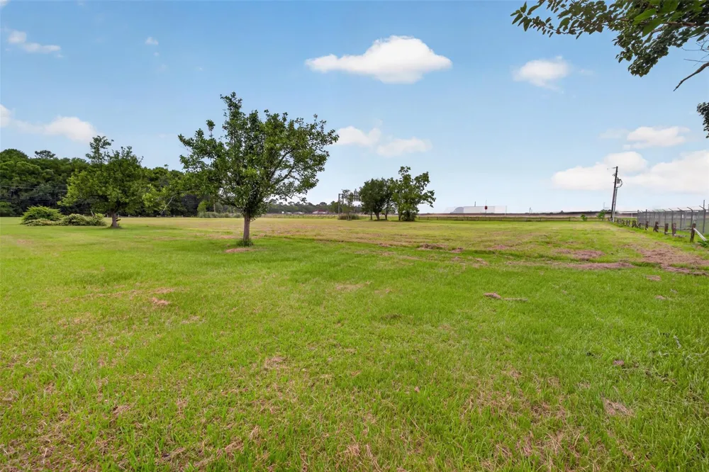 113 Dugat Rd Winnie, TX 77665