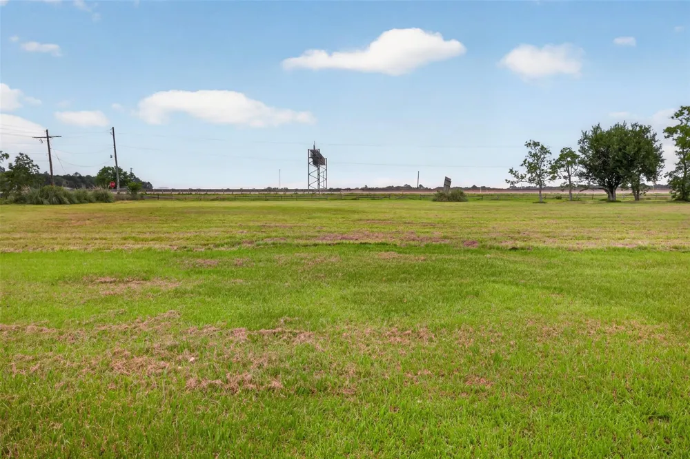113 Dugat Rd Winnie, TX 77665