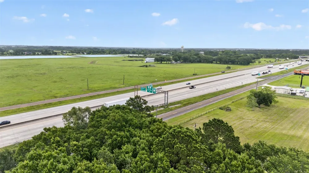 113 Dugat Rd Winnie, TX 77665