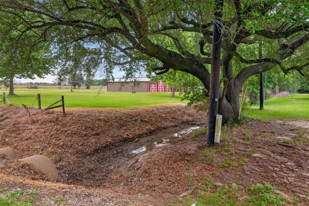 113 Dugat Rd Winnie, TX 77665