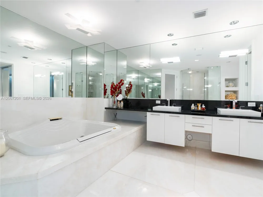 5959 Collins Ave #906 Miami Beach, FL 33140