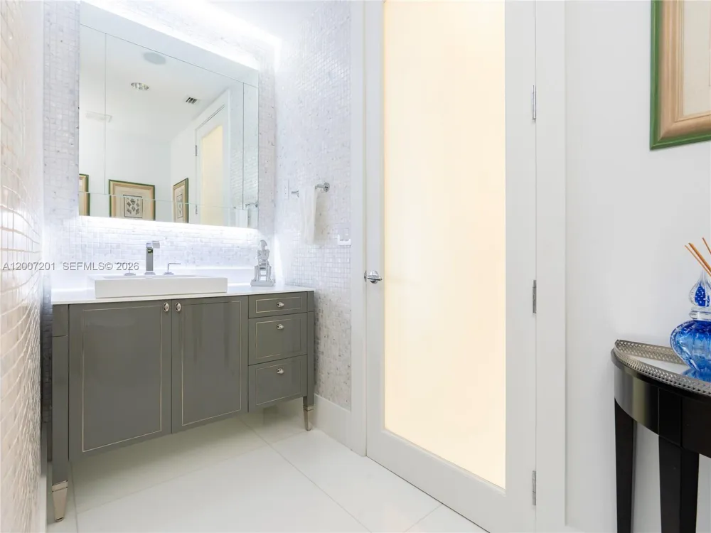 5959 Collins Ave #906 Miami Beach, FL 33140