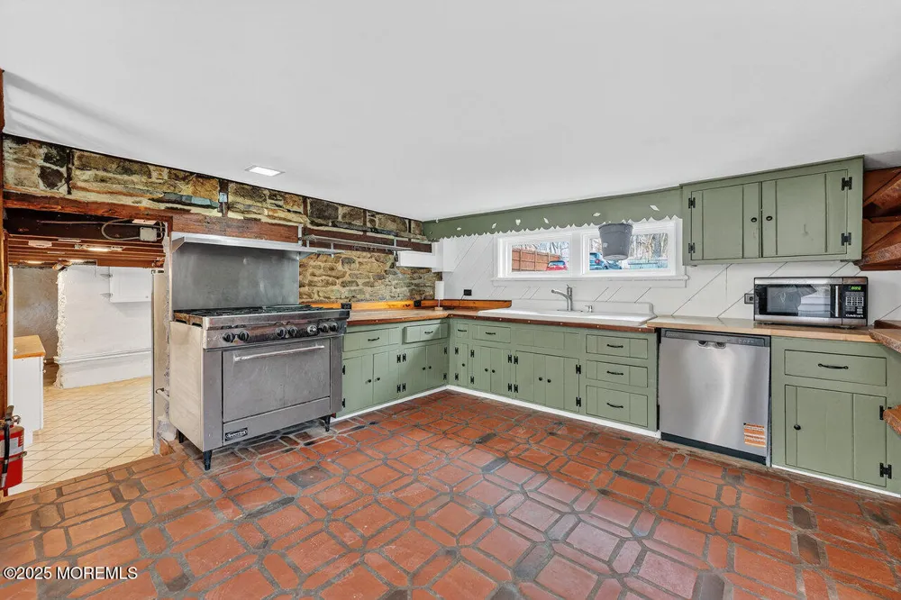 28 Old Clinton Road Raritan, NJ 08822