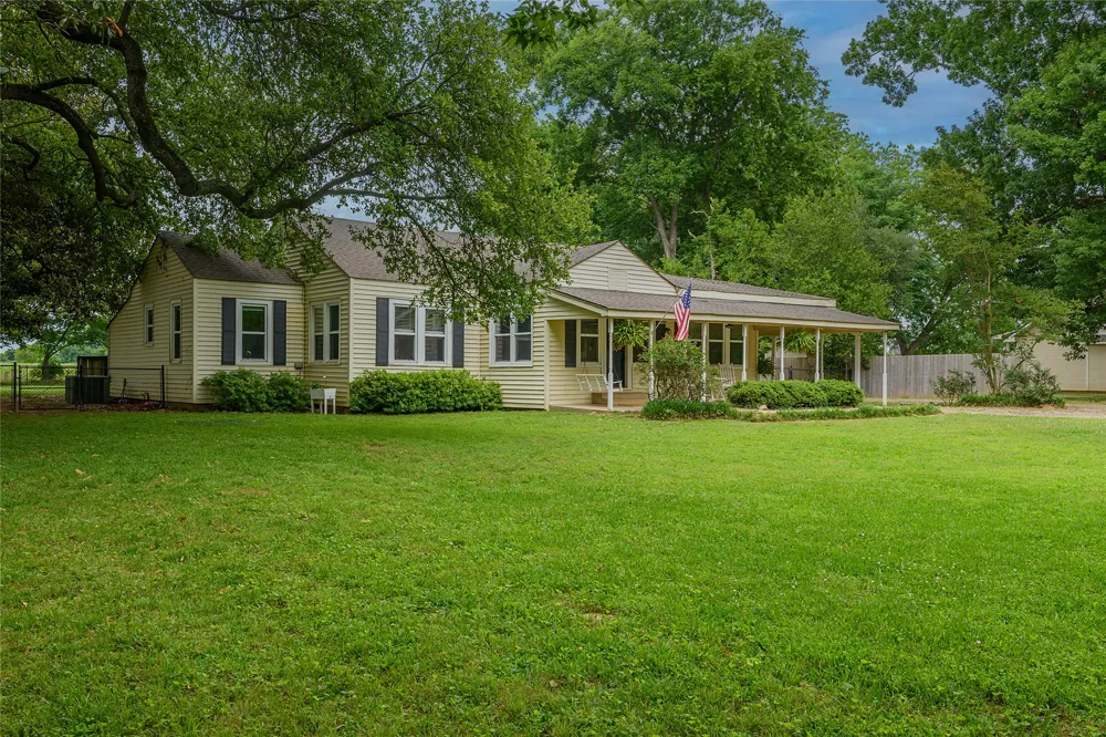 208 Louisiana Street Belcher, LA 71004