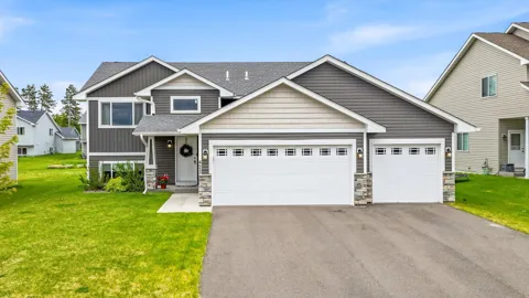 422 Bluebird Drive NW
