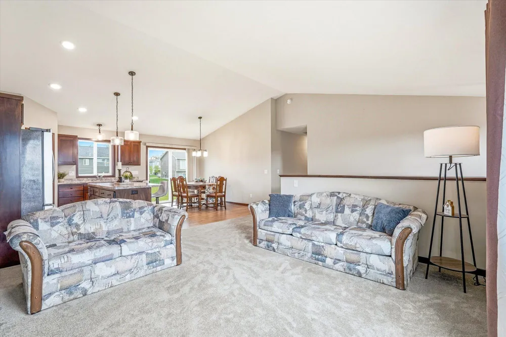 422 Bluebird Drive NW Isanti, MN 55040